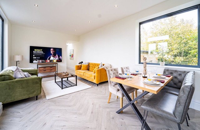 Luxury Mansion Penthouse 10 Mins to Leeds Centre