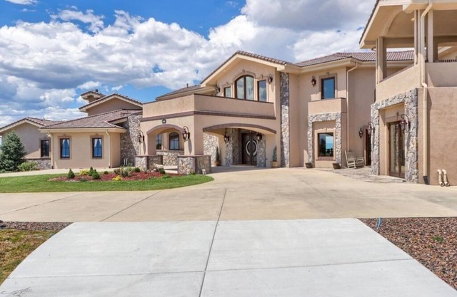 Luxury Mansion Retreat, Sleeps 16+ ,Panoramic VIEWS 36 Acre Land .in the city .