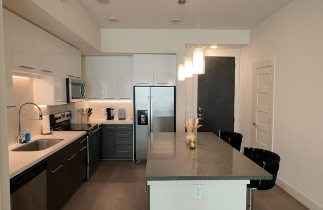 Luxury Midtown Stay w/Stunning Skyline Views