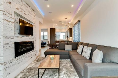 Luxury Modern 4 bedroom 3 Bath Home With Rooftop Deck #3