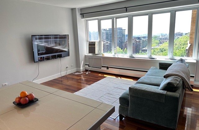 Luxury Mount Royal Flat at the foot of Peel Steps 2 bed/2 bath
