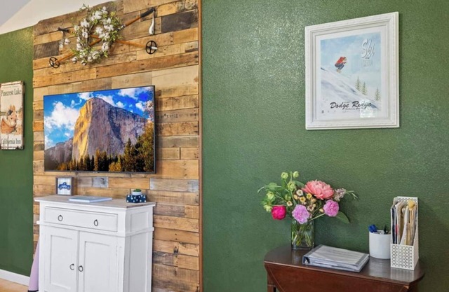Luxury Mountain Cabin with Wellness Retreat Upgrades Near Yosemite