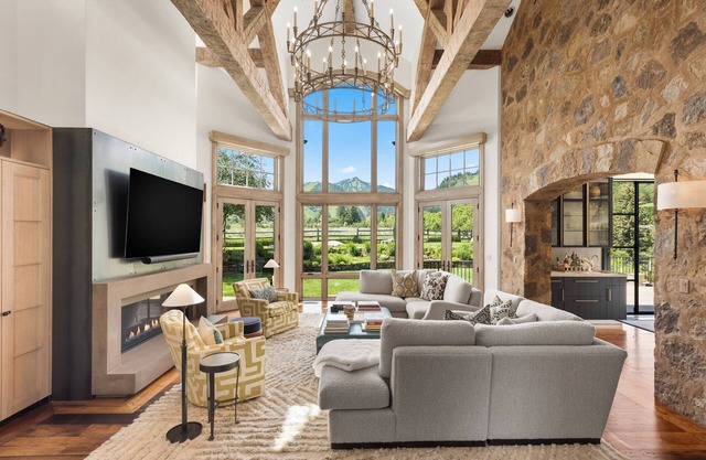 Luxury Mountain Retreat with Breathtaking Views and Expansive Backyard