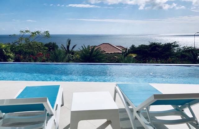 Luxury New Villa Casa-Bella Ocean View, Walk to Private beach, Pool, 8 Guests