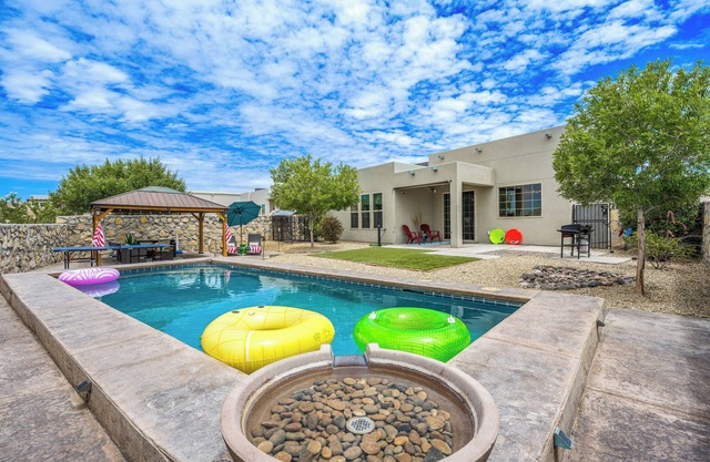 Luxury Oasis Best Location Pool Ping Pong CoffeeBar Fireplace Grill