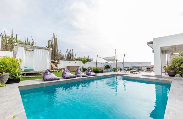 Luxury Oasis Villa with Pool! - 3 Mins to Beach, Shops, Restaurants, Market.