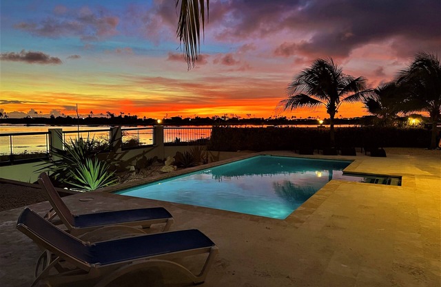 Luxury Ocean View Villa, Stunning Views, 5 minutes to Beaches
