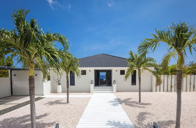 Luxury Oceanfront Villa w/Private Beach – Villa Sea Breeze Coral Estate Curaçao