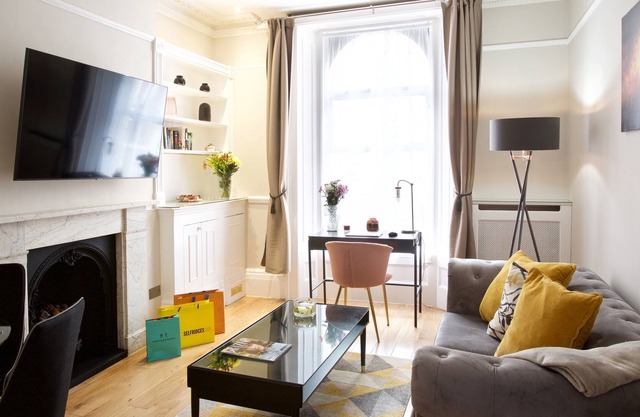 Luxury one bedroom apartment minutes from Victoria Station!