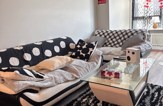 Luxury One-Bedroom Condo walking distance to train & South Gate mall. 24hr Gym