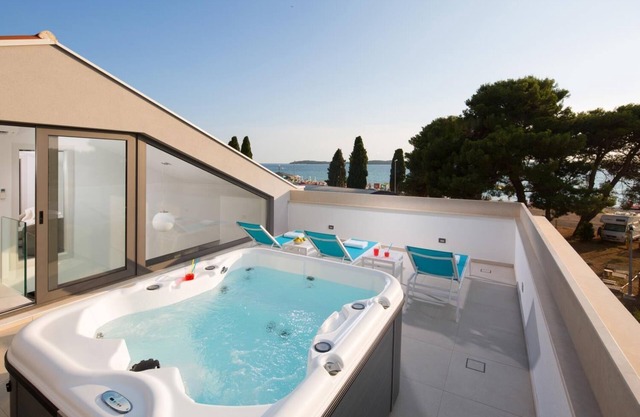 Luxury penthouse 60 metres from beach with jacuzzi