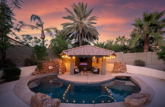 Luxury Pet Friendly Home: Sport Court, Pool & Hot Tub, Putting Green, Fire Pit