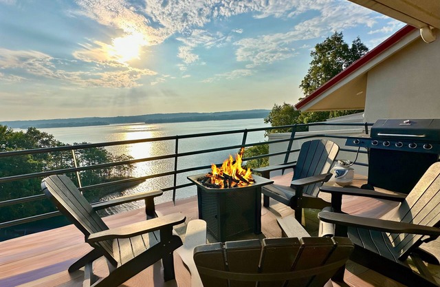 Luxury Pickwick Lake front Villa w/sensational views & boatslip -Sleeps 9