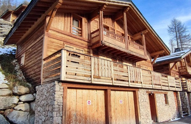 Luxury renovated chalet, 5 bedrooms, fireplace, parking, near the French Riviera