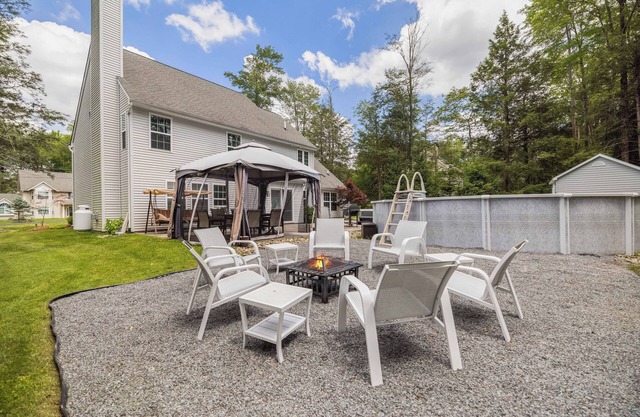 Luxury Rerteat , Hot Tub, Jacuzzi, Theater, Fire Pti, Lake and more, near Ski
