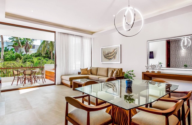 Luxury resort apartment with full kitchen, jetted tub, pools, & tennis