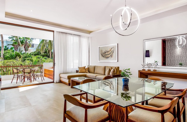 Luxury resort apartment with full kitchen, jetted tub, pools, & tennis