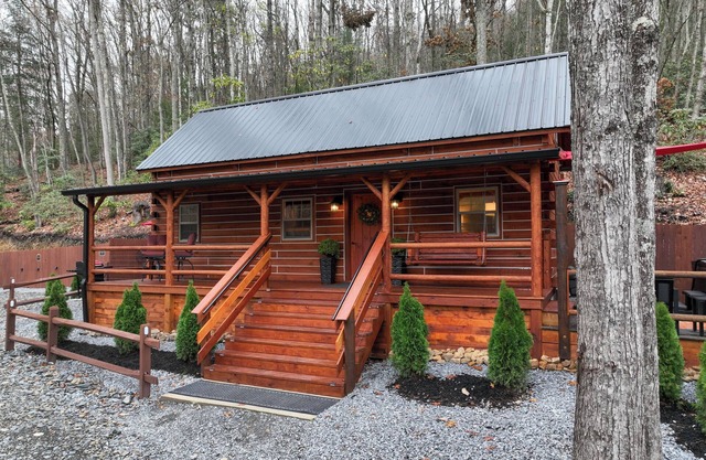 Luxury Retreat in the Smokey Mountains/Hot Tub Cabin A
