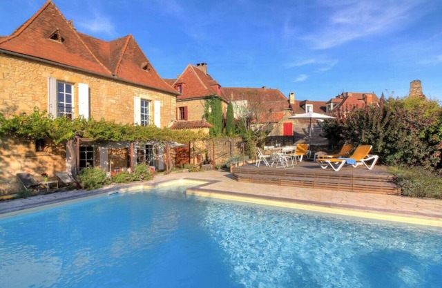 Luxury Retreat with Air-Con, Pool & High-Speed WiFi