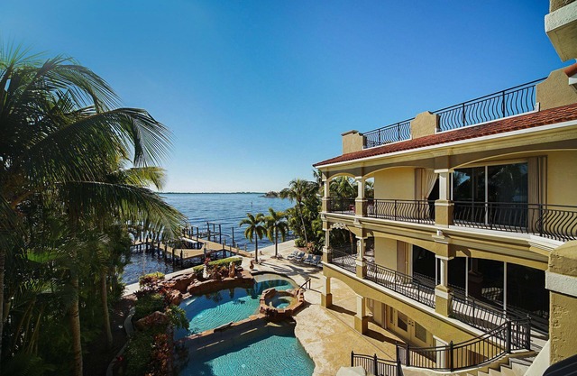Luxury riverfront 3-story home w/bar, gym, and heated pool - The Winslet Estate