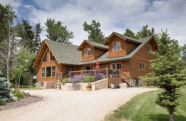 Luxury Riverfront Beartooth Mountain Lodge - Private Retreat! Visit Yellowstone
