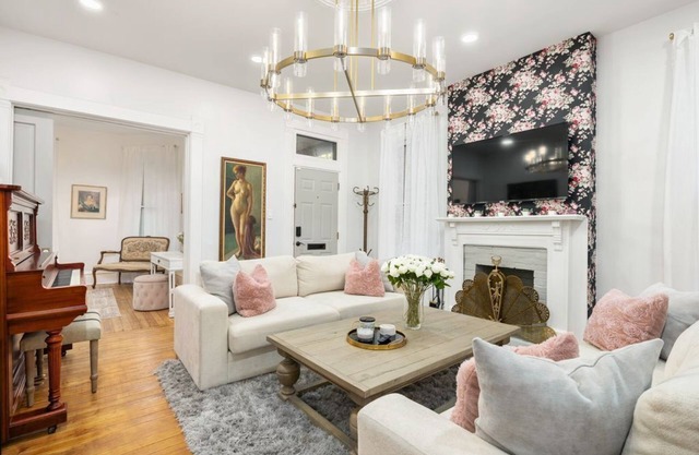 Luxury Rose Manor - Perfect for Bachelorettes!