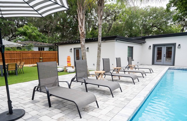 Luxury San Marco Home- (Heated) Pool 3BD 2BA - Sleeps 10