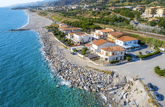 Luxury Sea Front Apartment with Large Terrace - Le Casette Sul Mare B&B