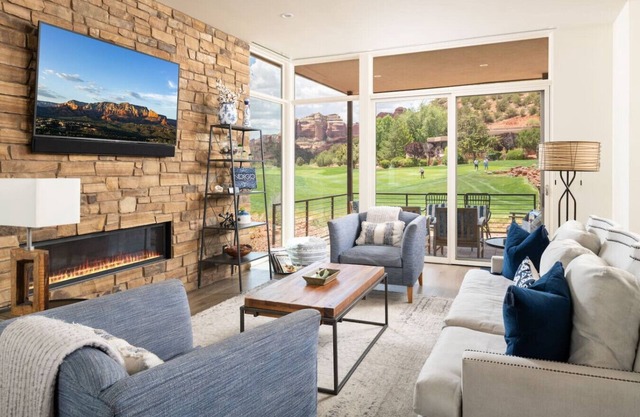 Luxury Sedona Townhome with Golf & Views, Pets