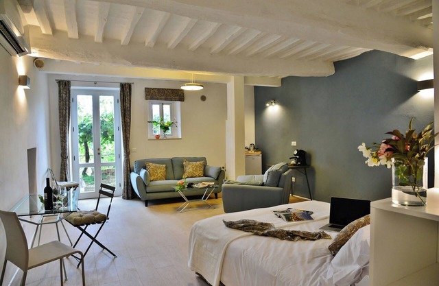 Luxury self-catering studio with a private garden in a charming historic town