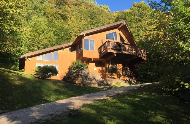 Luxury Ski House on Killington Mtn, 2 beds & Den w/3 en-suite baths, hot tub