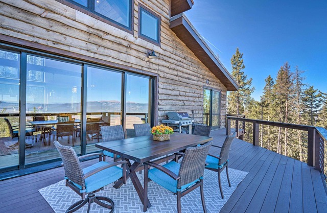 Luxury Ski-In/Out Getaway w/Hot Tub & Views!