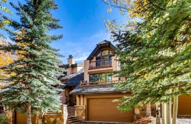 Luxury ski-in ski-out 4 bedroom townhouse, private hot tub, outdoor BBQ grill