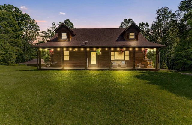 Luxury Spacious Cabin: Hot Tub, Theater, 5 Acres in Hocking Hills