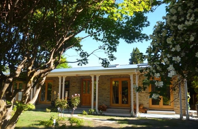 Luxury spacious cottage in prime location