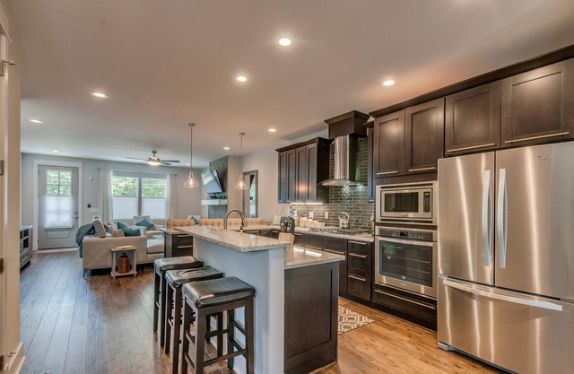 Luxury Spacious Home 2mi to Broadway -Backyard-Outdoor Dining-Firepit & Grill