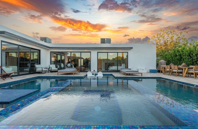 Luxury spacious Oasis with heated pool and hot-tub in the heart of Scottsdale