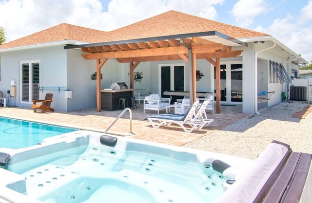 Luxury Spacious Private PoolVilla with Jacuzzi- 5 Min from the beach!