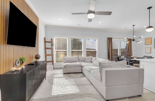 Luxury Stay 2 min to Downtown, King Beds BRAND NEW