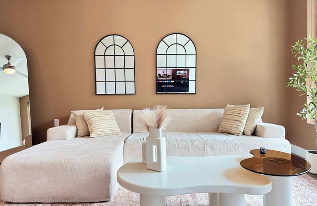 Luxury Stay Near Disneyland W/Pool,Gym & Parking