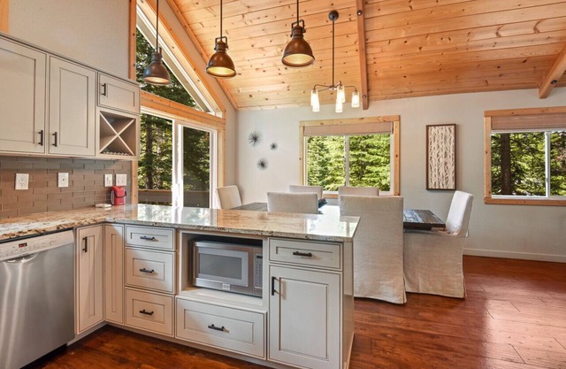 Luxury Tahoe Chalet | Minutes to Dining
