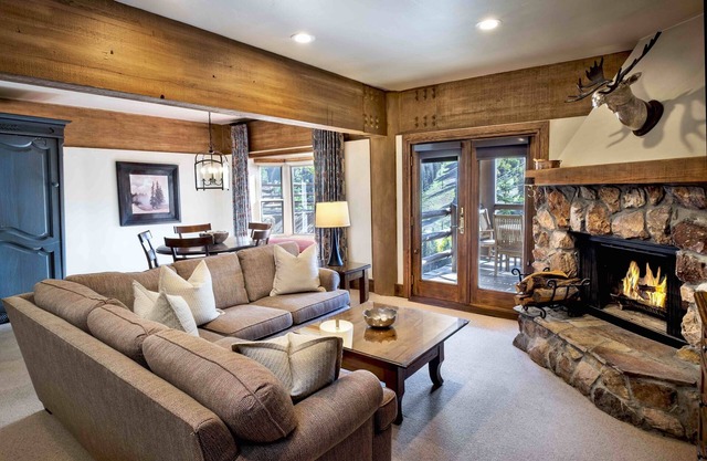 Luxury Three Bedroom Suite with Mountain Views and Three Hot Tubs by RedAwning