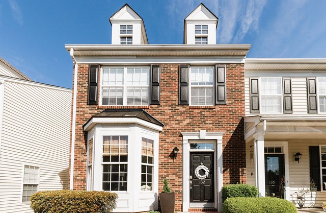 Luxury Townhouse Pet Friendly in Gvl-Mauldin-Simpsonville area. 2 car parking