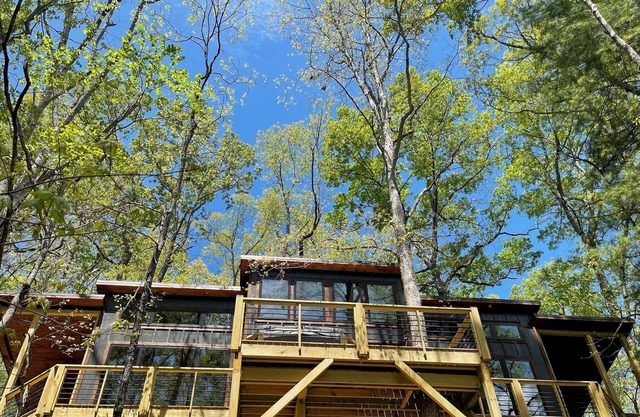 Luxury Treehouse in Blue Ridge, 2 bedrooms w/king beds, hot tub. Pet Friendly!
