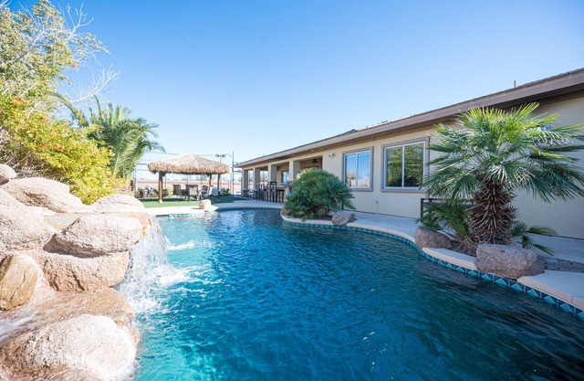 Luxury Vacation Mansion 5 mins to Strip! Pool, Games, Sports Court. 7 Bedrooms
