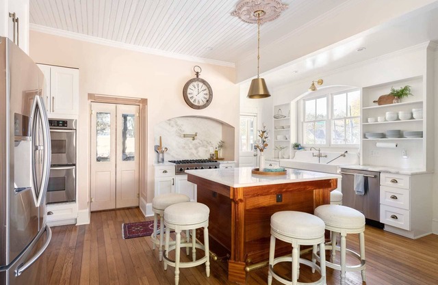 Luxury Victorian Downtown: Pamper Your Guests!