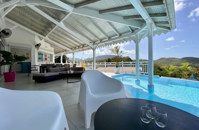 Luxury villa, 12 people, 2 swimming pools, 6 bedrooms, 3 bathrooms, sea and golf view