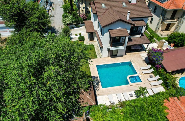 Luxury villa 5 minutes from scenic town center and river