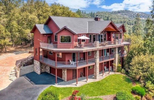 Luxury Villa at Bass Lake near Yosemite