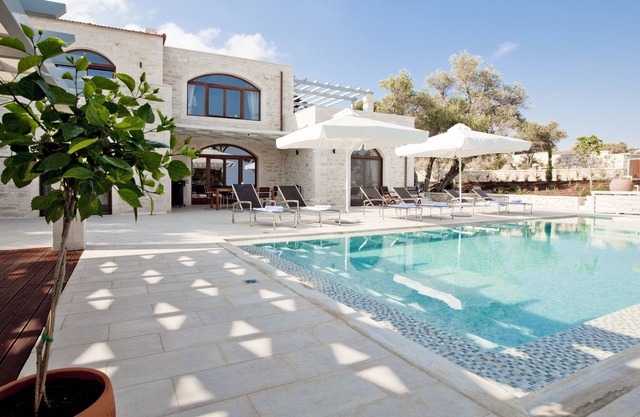 Luxury Villa Elpida, heatable pool, beautiful garden